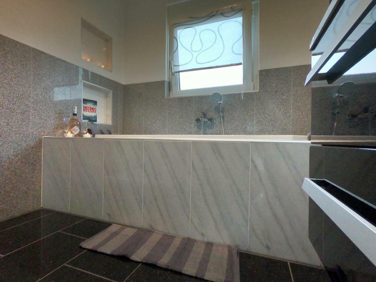 Moderne Helle 2,5 Mit Grossem Bad Und Kueche In Appartement