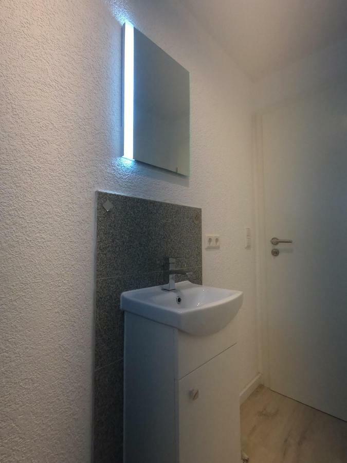 Appartement Moderne Helle 2,5 Mit Grossem Bad Und Kueche In *